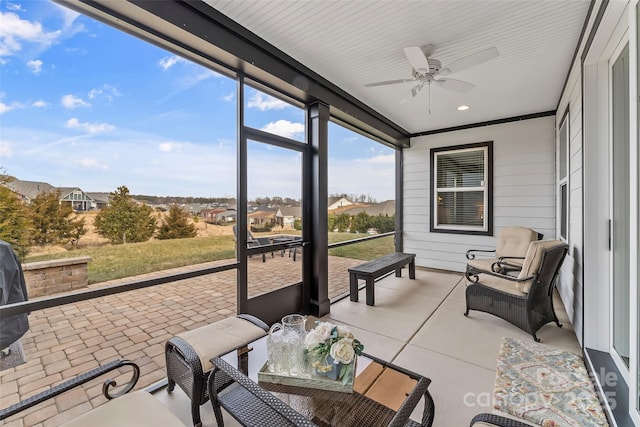 sunroom with ceiling fan