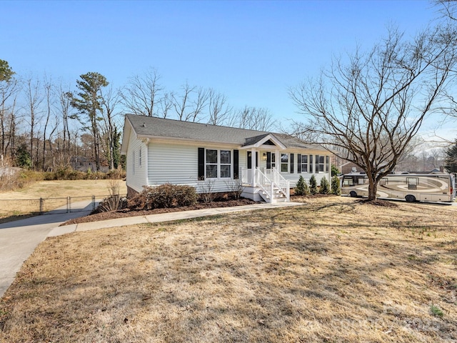 ranch-style home featuring a front lawn