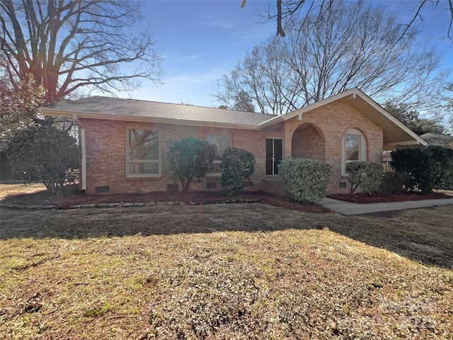 single story home featuring a front yard