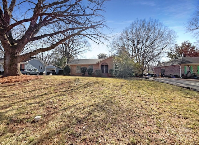 single story home with a front yard