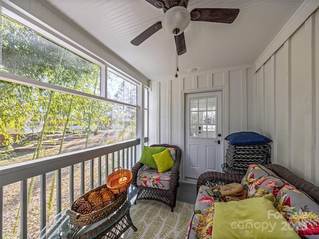 sunroom with ceiling fan