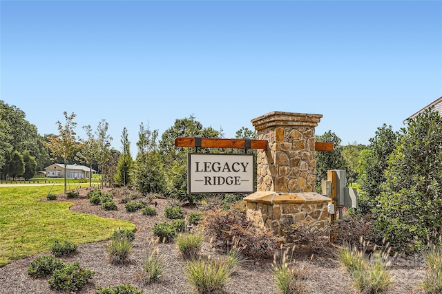 community / neighborhood sign featuring a lawn