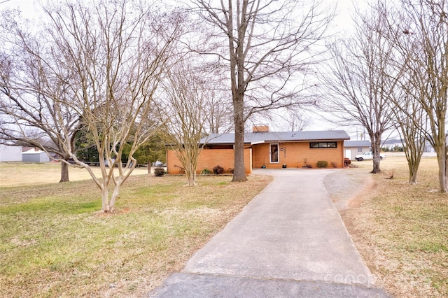 single story home featuring a front yard