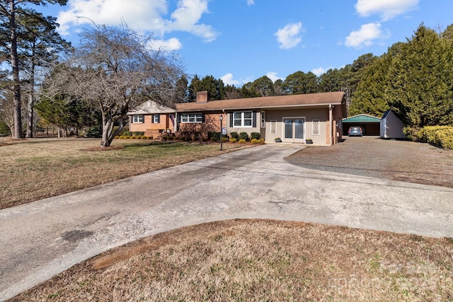 ranch-style house featuring a front yard