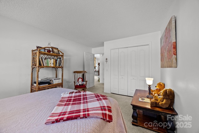 bedroom featuring light carpet, a textured ceiling, and a closet