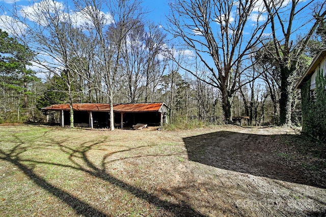 view of yard with an outdoor structure