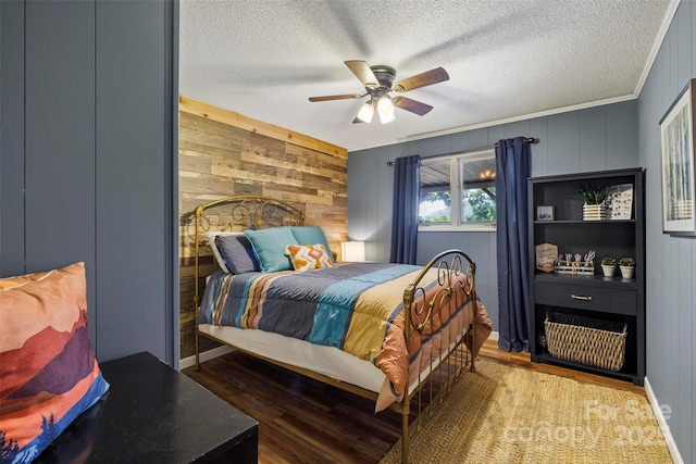 bedroom with crown molding, hardwood / wood-style floors, ceiling fan, and a textured ceiling