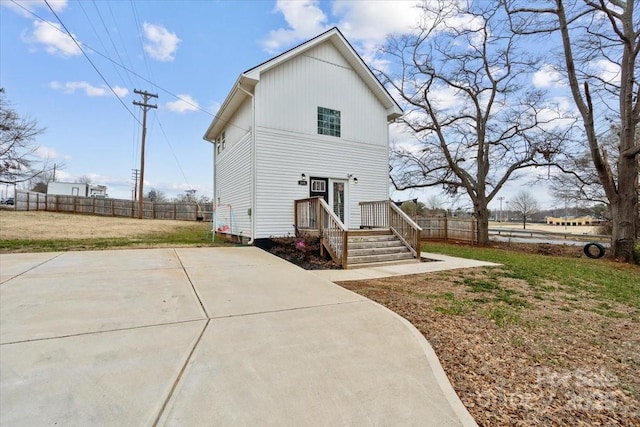 back of house featuring a lawn