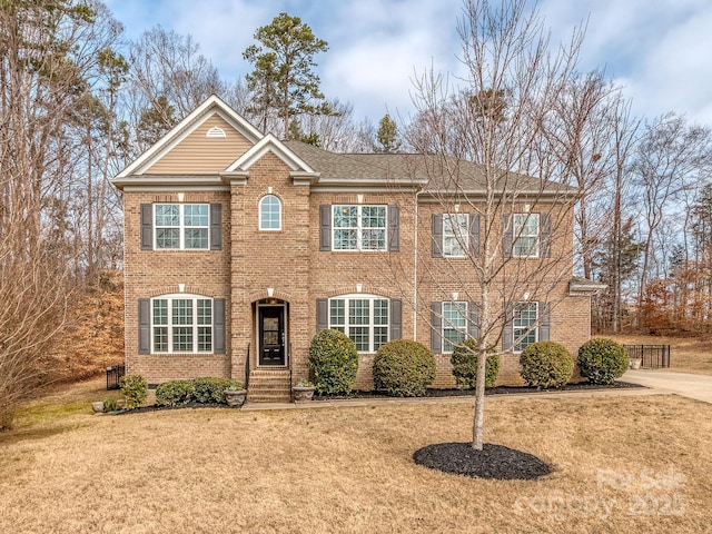 view of front of house featuring a front lawn