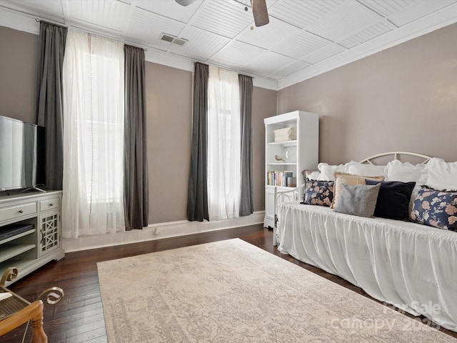 bedroom featuring dark wood-style floors, visible vents, and a ceiling fan