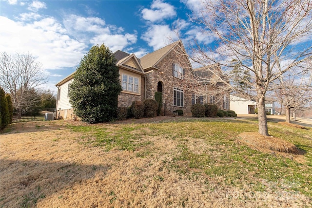 view of front of home featuring a front lawn