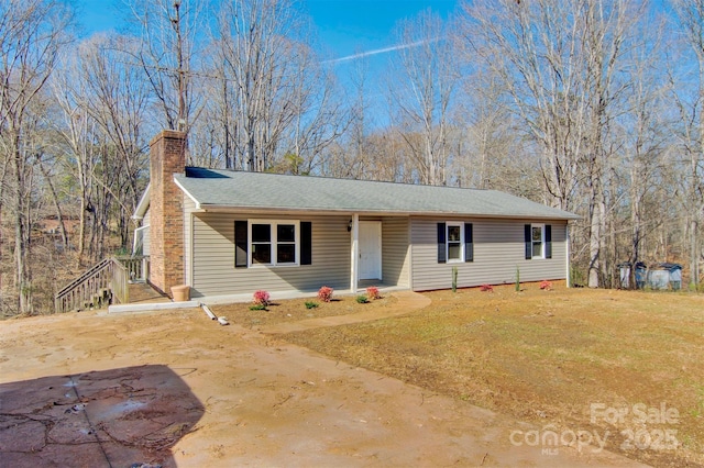 single story home with a front lawn