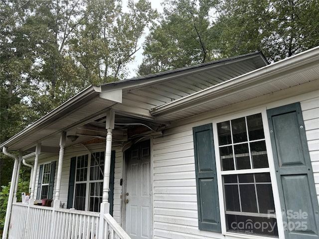 property entrance with covered porch