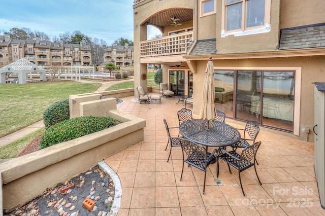 view of patio with ceiling fan