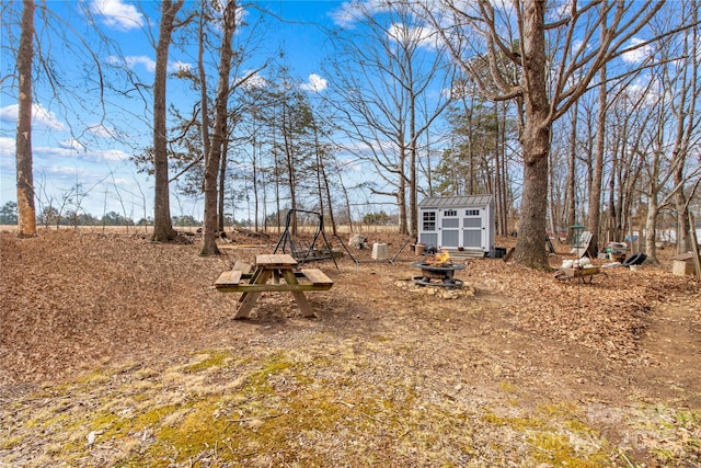 view of yard featuring a storage shed