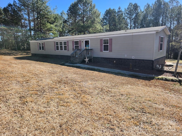 manufactured / mobile home featuring a front yard