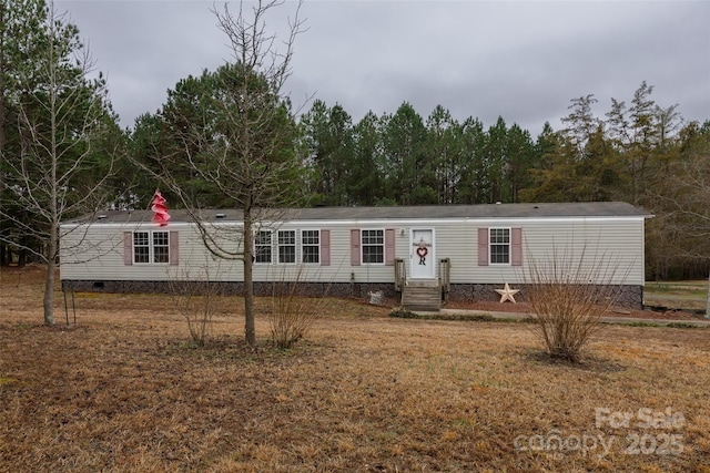 manufactured / mobile home featuring a front yard