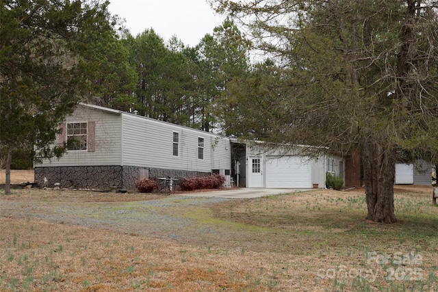 view of front facade with a garage and a front yard