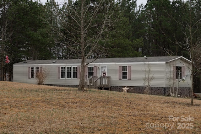 manufactured / mobile home with a front yard