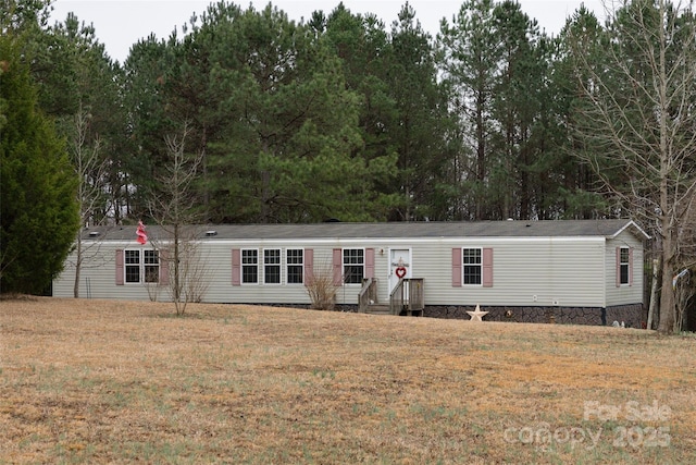 manufactured / mobile home with a front lawn