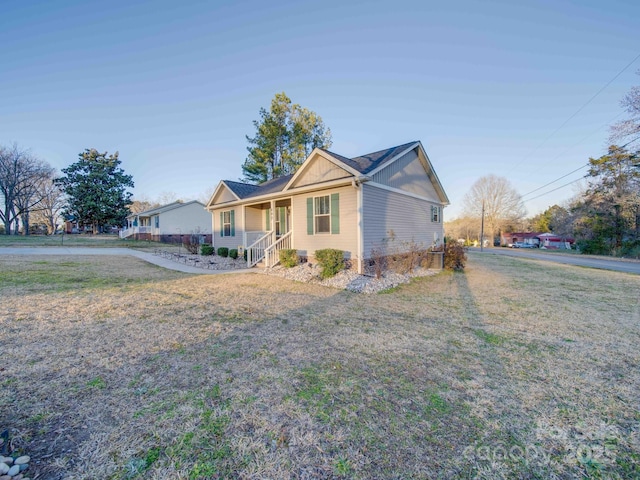 view of front of home featuring a porch and a front yard