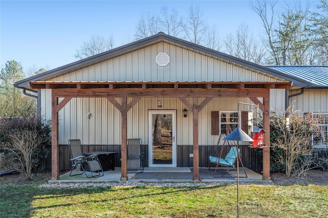 view of front of home featuring a patio area and a front yard