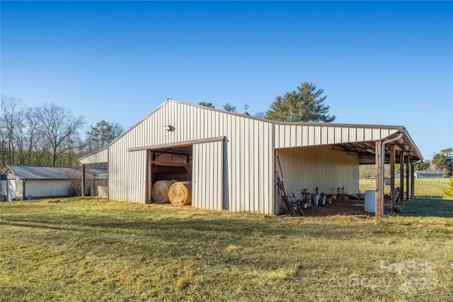 view of outdoor structure featuring a yard