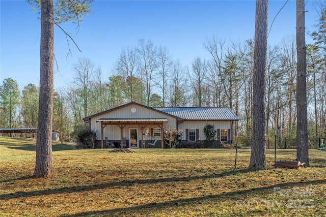 ranch-style house featuring a front yard