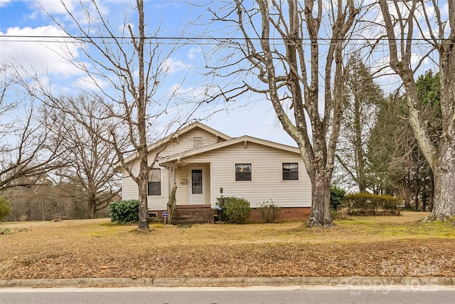 view of front of home featuring a front lawn