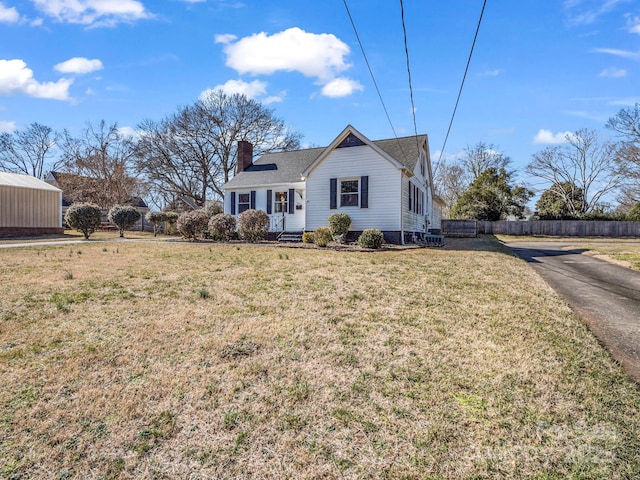 view of front facade with a front yard