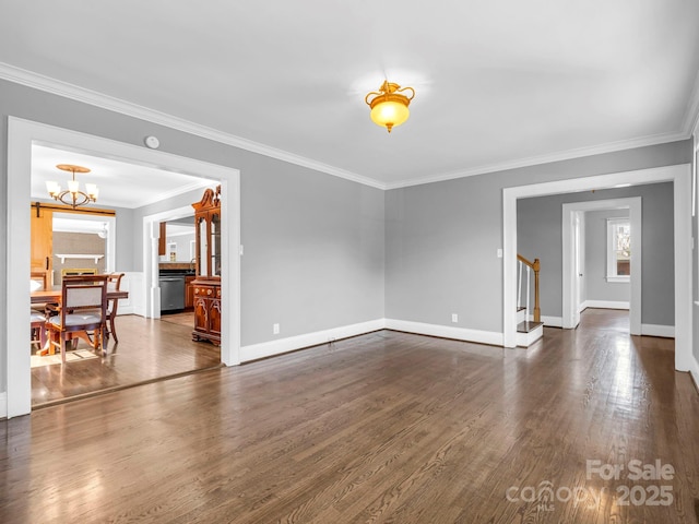 living room featuring dark wood-type flooring, crown molding, and a notable chandelier