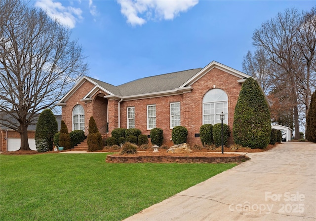 view of front facade featuring a front yard