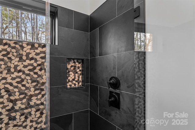 room details featuring a tile shower