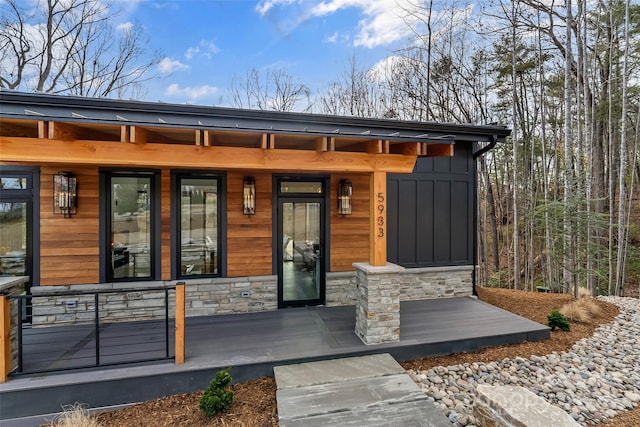 property entrance featuring covered porch