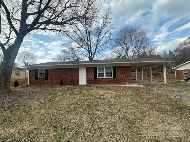 view of front of property featuring a carport and a front yard