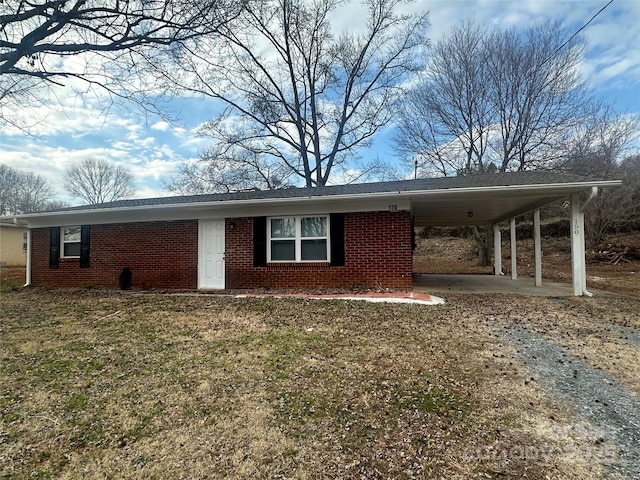 view of front of property featuring a carport and a front yard