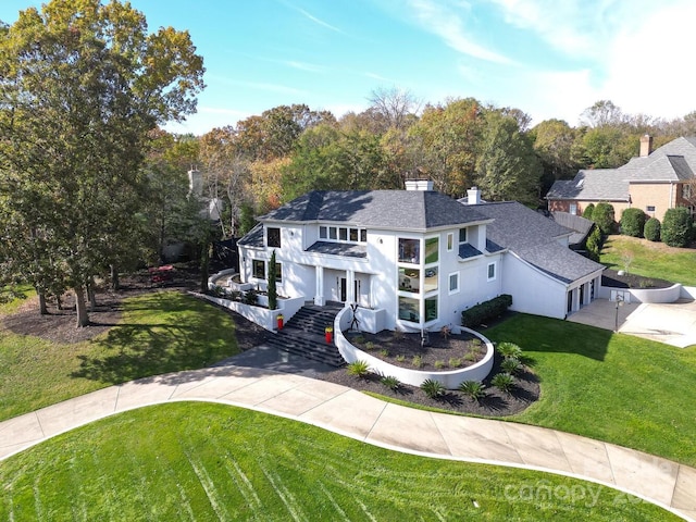 view of front of property featuring a front yard