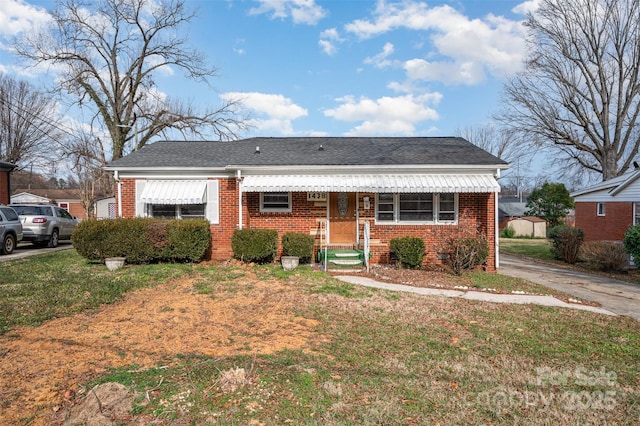 view of front of home featuring a front lawn