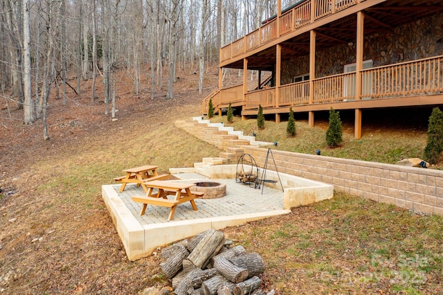 view of yard featuring an outdoor fire pit