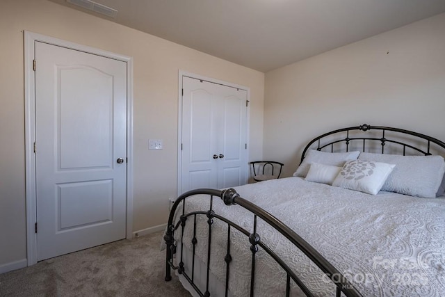 bedroom featuring carpet floors and a closet