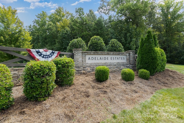 view of community / neighborhood sign