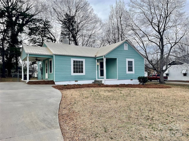 view of front of property with a front lawn and a porch