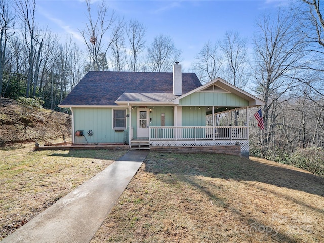 view of front of house featuring covered porch and a front yard