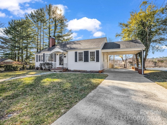 view of front of house featuring a chimney, a shingled roof, a carport, driveway, and a front lawn