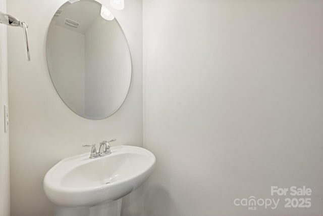 bathroom featuring sink