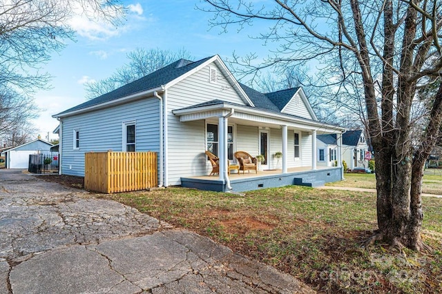 view of front facade featuring a porch, a garage, and a front yard