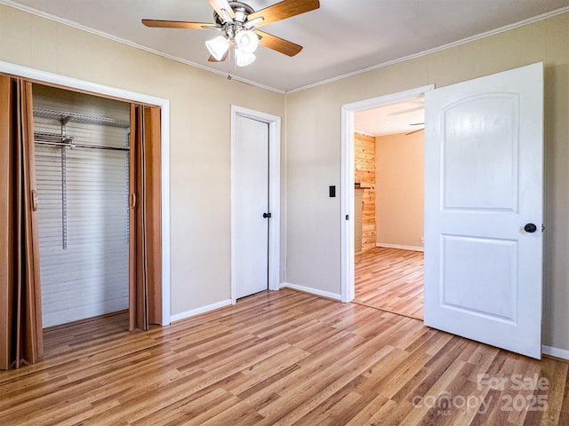 unfurnished bedroom featuring light hardwood / wood-style flooring, ornamental molding, and ceiling fan