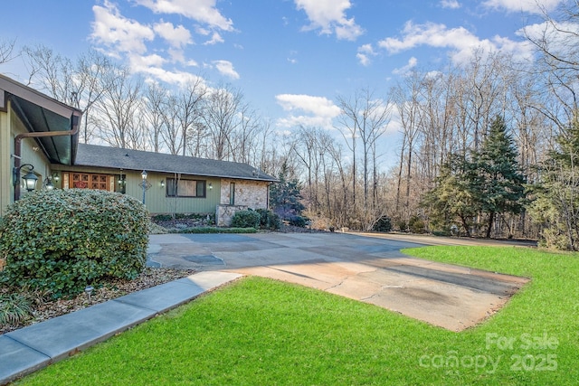 view of yard featuring concrete driveway