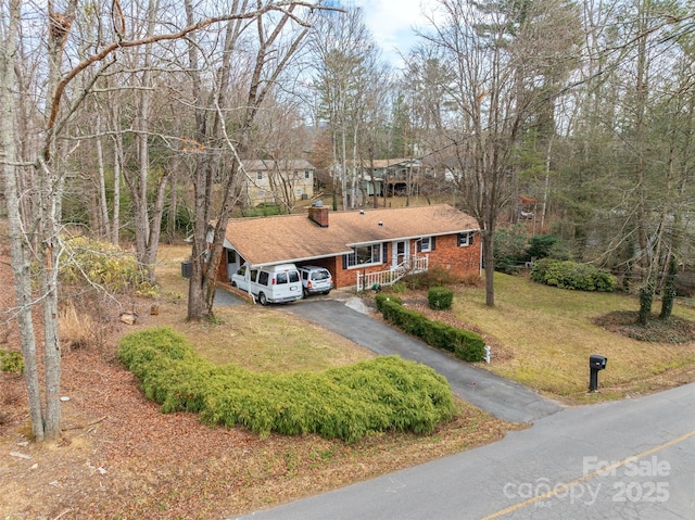 view of front facade featuring a front yard and a carport