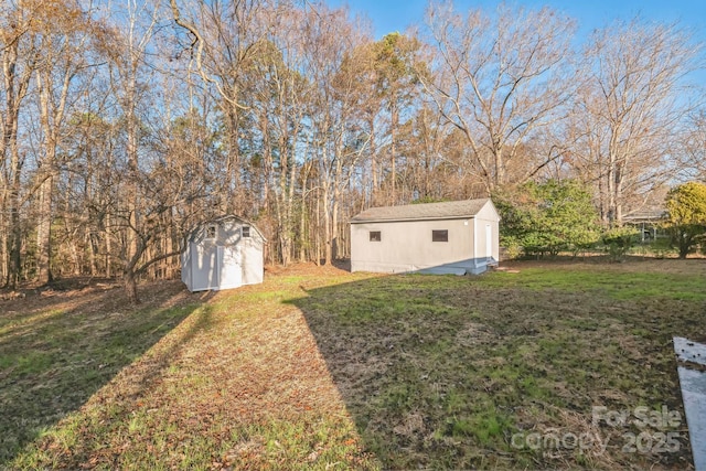 view of yard featuring a storage unit